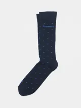 Medias de caña alta color marrón con estampado de pequeños puntos negros y logo de la marca bordado en la parte superior.