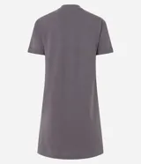 Vestido corto de cuello redondo y manga corta con dobladillo, confeccionado en tejido de punto de algodón. Presenta un diseño básico con un pequeño bolsillo aplicado en el pecho.