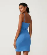 Vestido corto color rosado, de escote recto, con breteles finos y confeccionado en algodón con elastano.