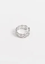 Anillo plateado de acero quirúrgico con diseño entrelazado y abertura ajustable.