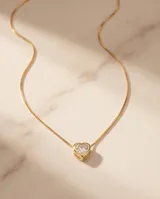 Collar de plata 925 con baño de oro y dije en forma de corazón con circonia central tipo punto de luz.
