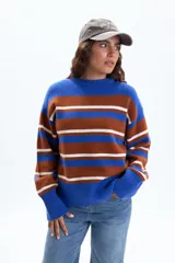 Buzo de punto con diseño de rayas horizontales en tonos azul, marrón y blanco. Presenta cuello redondo, mangas largas y puños anchos acanalados.