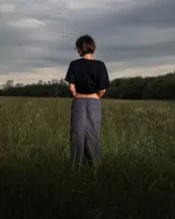 Remera negra de algodón con estampado frontal con la palabra 'retrofish' en color lila.