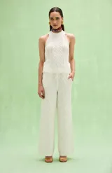 Pantalón de punto color blanco, de corte wide leg y diseño amplio con textura geométrica en relieve. Cuenta con cintura elástica y cordón ajustable.
