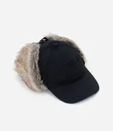 Gorra de estilo aviador con visera curva, confeccionada en poliéster negro. Presenta solapas laterales con forro de piel sintética para cubrir las orejas y ajuste trasero regulable.