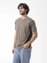Remera Merrell de manga corta y cuello redondo, color marrón topo, con pequeño logo de la marca estampado en negro en el pecho.