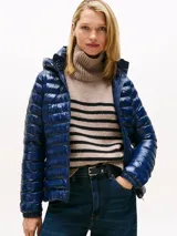 Campera puffer de Tommy Hilfiger en color azul brillante, con diseño acolchado, capucha extraíble, cierre frontal de cremallera, bolsillos laterales y puños elásticos.