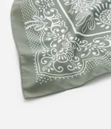 Pañuelo cuadrado de satén color verde con estampado paisley en blanco. Accesorio versátil para usar en el cuello, cabeza o como blusa.