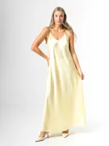 Vestido largo amarillo de satén, de corte recto y holgado, con tirantes finos y escote en V.