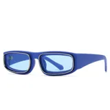 Lentes de sol con armazón rectangular de diseño envolvente y estampado camuflado. Cuentan con cristales oscuros y protección UV400.
