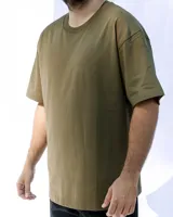Remera verde militar lisa de algodón con cuello redondo y mangas cortas.