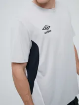 Remera deportiva Umbro modelo Vant, de color negro con paneles laterales grises y cuello redondo, diseñada para hombre.