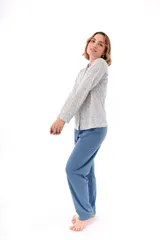 Pijama de dos piezas con estampado floral en tonos rosados y celestes sobre fondo blanco. La camisa es de manga larga con cuello mao y cierre frontal con botones. El pantalón es largo y de corte recto.
