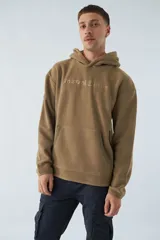 Buzo canguro color marrón de polar con capucha, bolsillo tipo canguro y logo estampado en el pecho.