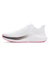 Championes de running Under Armour modelo Charged Rogue 5, color blanco con detalles en negro y suela roja. Presentan una parte superior de malla técnica transpirable, entresuela Charged Cushioning para mayor amortiguación y suela de goma resistente.