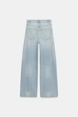 Jeans de tiro alto con diseño de pierna extra ancha y larga. Presenta cinco bolsillos, cierre frontal con cremallera y botón metálico, con un acabado de lavado desgastado.