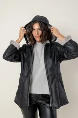 Campera de babylamb color beige con interior de piel sintética al tono. Presenta cierre frontal, capucha desmontable, bolsillos laterales, presillas ajustables en la cintura y cierres en los laterales del ruedo.