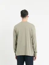 Remera de manga larga con escote redondo y puños en punto canalé, confeccionada en algodón.