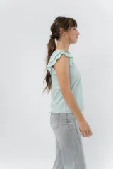 Musculosa rosa de corte clásico con cuello redondo y volados en los hombros.