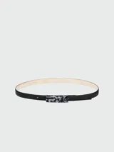 Cinturón fino de cuero negro Longchamp, modelo Roseau essential, con hebilla rectangular con diseño marmolado en blanco y negro.