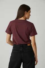 Remera de algodón de manga corta y cuello redondo, con estampado frontal con la frase 'NEW CHAPTER' en tipografía negra.