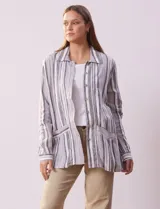 Sobrecamisa de lino y rayón a rayas verticales en tonos grises y blancos, con cuello camisero, cierre frontal con botones, mangas largas y bolsillos de parche en el delantero.