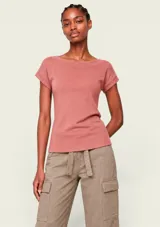 Blusa de manga corta color rosa, con escote bote y diseño ajustado.