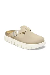 Zueco Birkenstock Boston Chunky Leve, color arena, con capellada de gamuza, plantilla anatómica de corcho y látex, y suela de goma con plataforma chunky.