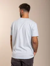 Remera básica de manga corta y cuello redondo, color blanco, con pequeño logo bordado en el pecho.