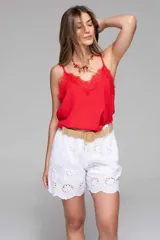 Short blanco de algodón con bordado calado floral (broderie) y ruedo festoneado. Presenta cintura elástica y bolsillos laterales.