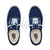 Championes Vans modelo UA Era, color azul marino con detalles en blanco. Zapatilla de skate con cordones, capellada de lona resistente, ojales de metal, cuello acolchado para soporte y flexibilidad, y la suela waffle de goma original de Vans.