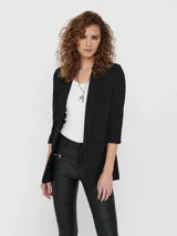 Blazer negro de corte regular con cuello solapa, mangas 3/4 y bolsillos frontales, confeccionado en mezcla de poliéster y elastano.