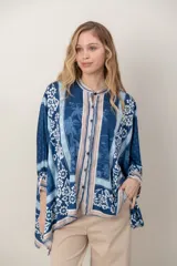 Camisa de seda con estampado tipo pañuelo en tonos azules y celestes, con diseño amplio y mangas murciélago anchas.