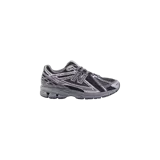 Championes New Balance modelo 1906R, color gris y negro, con diseño técnico inspirando en el running de los años 2000, parte superior de malla y superposiciones sintéticas, con logo "N" lateral y suela amortiguada con tecnología N-ergy.