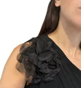 Broche en forma de flor grande confeccionado en organza negra con textura semitransparente. Incluye un sistema de sujeción versátil para utilizar como accesorio en prendas o en el cabello.