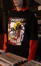 Remera de manga corta con cuello redondo y corte oversize, confeccionada en algodón premium. Presenta un estampado frontal con diseño gráfico inspirado en la banda The Prodigy, con elementos visuales que incluyen rostros, tipografía y motivos abstractos.