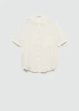Camisa color crema de tejido fluido, manga corta, cuello camisero y cierre frontal con botones.