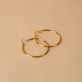 Aros tipo argolla en oro amarillo 18k, diseño torneado.