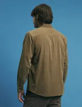 Camisa de manga larga confeccionada en pana de algodón, con cuello button-down y bolsillo frontal en el pecho.