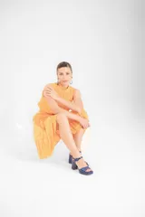 Sandalias de cuero color azul brillante, con taco de 10 cm y plataforma de 2 cm. Presentan tiras anchas en la parte delantera y una tira ajustable con hebilla en el tobillo.