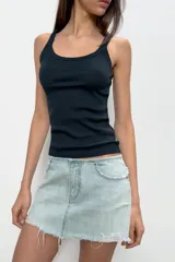 Musculosa de rib color gris claro melange, confeccionada en algodón, con escote redondo y tirantes finos.