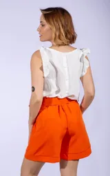 Short de vestir celeste con pinzas delanteras, bolsillos laterales y cinturón con hebilla forrada.