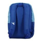 Mochila deportiva Diadora modelo Maine II, color celeste y azul oscuro, con logo y nombre de la marca en blanco en el frente. Posee un compartimento principal, un bolsillo frontal con cierre y bolsillos laterales de malla.