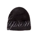 Gorro beanie de lana color negro con textura peluda y el logotipo de Supreme en letras cursivas grises.