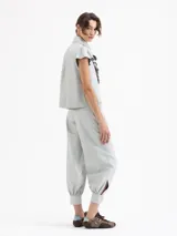 Pantalón Frey de cuero ovino color negro, con frunces en el puño de la botamanga que aportan volumen. Tiene cintura doble con pespunte y botones forrados en cuero.