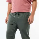 Pantalón de corte recto estilo jogpant en color verde militar, con cintura elastizada y cordón ajustable.