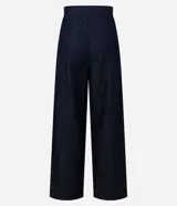 Pantalón wide leg de jean azul oscuro, de talle alto con pretina estructurada, pinzas frontales, sobreposición cruzada y piernas amplias.