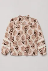 Camisa de manga larga con estampado floral en tonos azules y blancos, cuello con volados y detalles de encaje a lo largo de la botonadura y en las mangas.