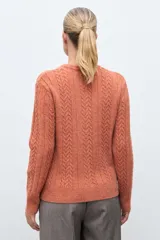 Cardigan de punto color verde oscuro con diseño de textura de rombos, cuello redondo y cierre frontal con botones a tono.