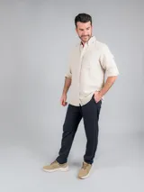 Zapatillas urbanas Hush Puppies con capellada de cuero perforado en tono beige, suela con tecnología Spinal de amortiguación y base de goma para mayor tracción.